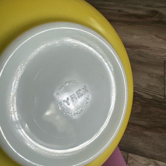Vintage Pyrex Bright Yellow Glass Nesting Bowl #403 2.5 Quart 2 1/2 Qt - Picture 3 of 6